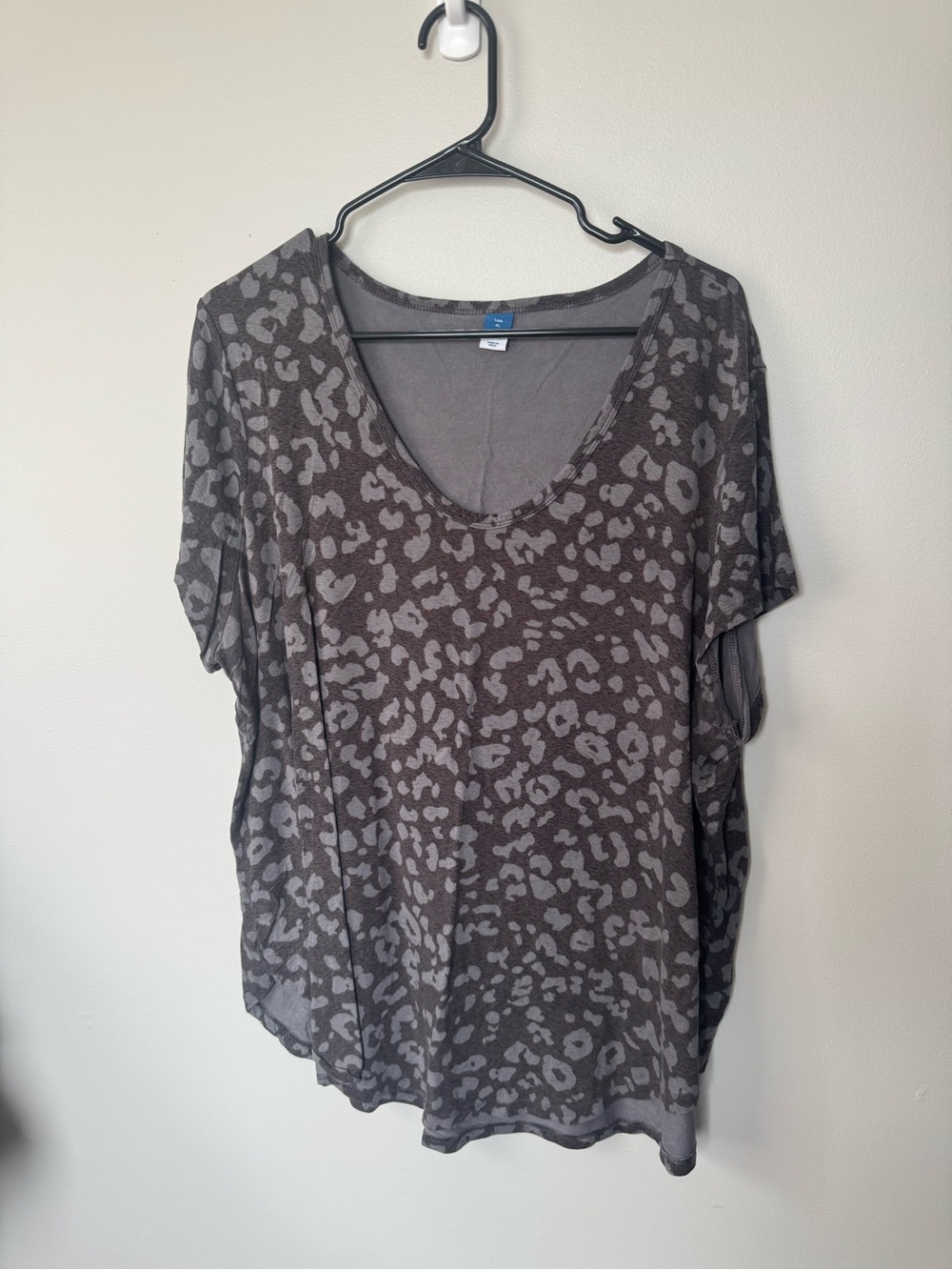 Old Navy Luxe Gray Leopard Print V-Neck Short Sleeve Tee